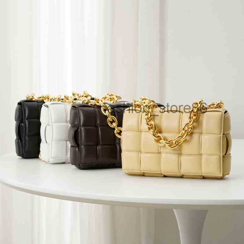 Venetas Bottegas 22 tofu pillow bag sheepskin pure hand woven women's big gold chain portable shoulder
Venetas Bottegas 22 tofu pillow bag sheepskin pure hand woven women's big gold chain portable shoulder