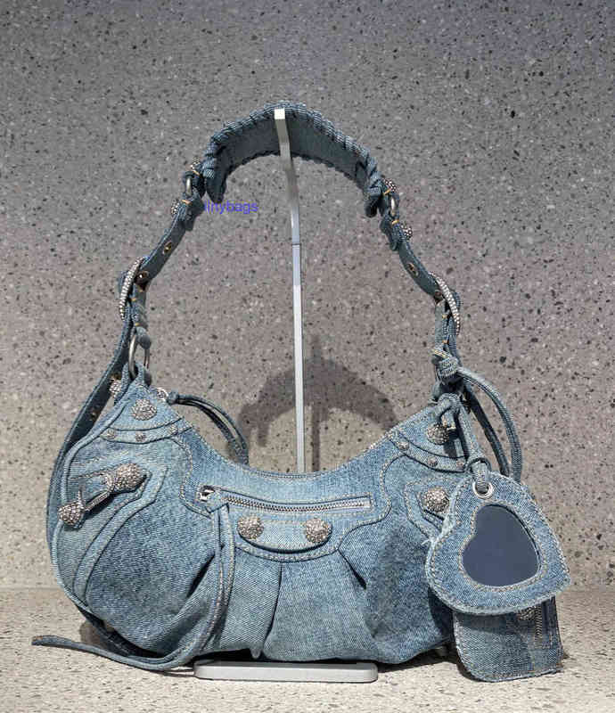 designer bags balencaigass cowboy Le cagole new locomotive bag diamond XS classic Messenger Support, In transit reservation xs savings card
designer bags balencaigass cowboy Le cagole new locomotive bag diamond XS classic Messenger Support, In transit reservation xs savings card