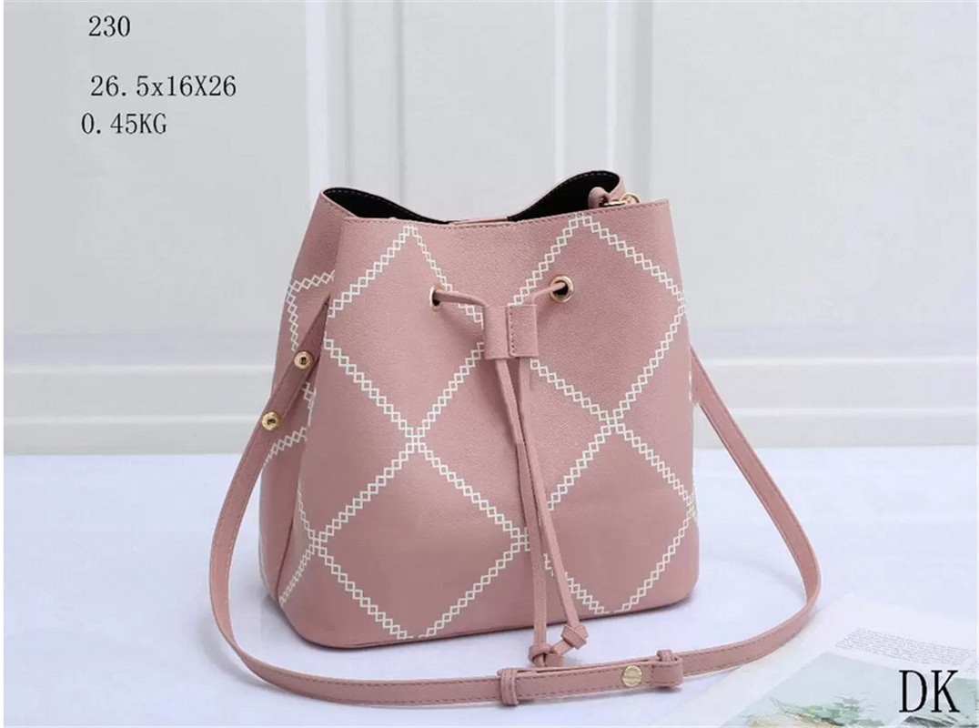 Top Quality Designers Shoulder Bags Women Chain Bag Crossbody Messenger Tote Female Quilted Heart Leather Handbags Purses Wallets H0657
Top Quality Designers Shoulder Bags Women Chain Bag Crossbody Messenger Tote Female Quilted Heart Leather Handbags Purses Wallets H0657