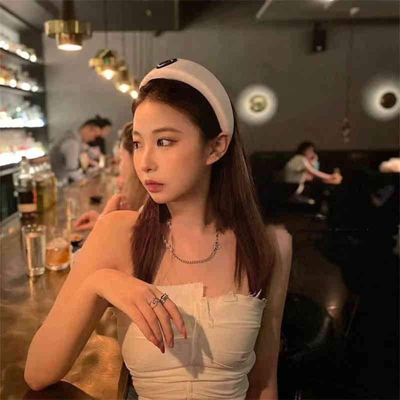 Fashion P headbands letter silks and satins black luxury high quality hairband fashion woman designer KGEE
Fashion P headbands letter silks and satins black luxury high quality hairband fashion woman designer KGEE
