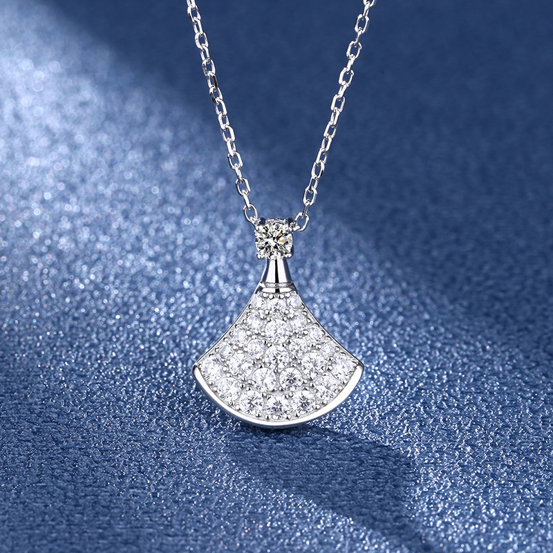 Mosan Diamond Sterling Sier S925 skirt Necklace Baojia 18K three-layer electroplating procs au750d color American VVS
Mosan Diamond Sterling Sier S925 skirt Necklace Baojia 18K three-layer electroplating procs au750d color American VVS