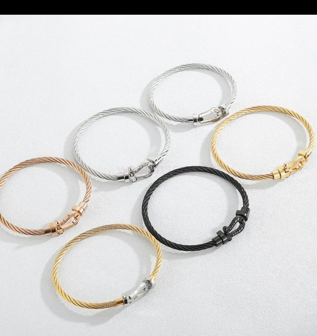 paracord bracelets Women's 925 Sterling Silver Brand Fashion Women's Men's Bracelet Round Horseshoe Buckle S925 Bracelet
paracord bracelets Women's 925 Sterling Silver Brand Fashion Women's Men's Bracelet Round Horseshoe Buckle S925 Bracelet
