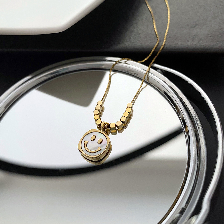 Fashion White Shell Smile Pendant Necklace for Women Gift