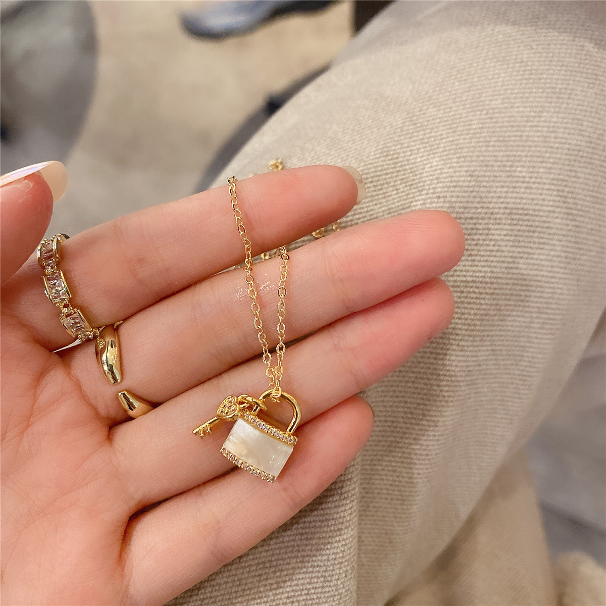 Gentle Temperament Small Qing Lock Key Necklace Versatile Personality Necklace Clavicle Chain Zircon Pendant
Gentle Temperament Small Qing Lock Key Necklace Versatile Personality Necklace Clavicle Chain Zircon Pendant