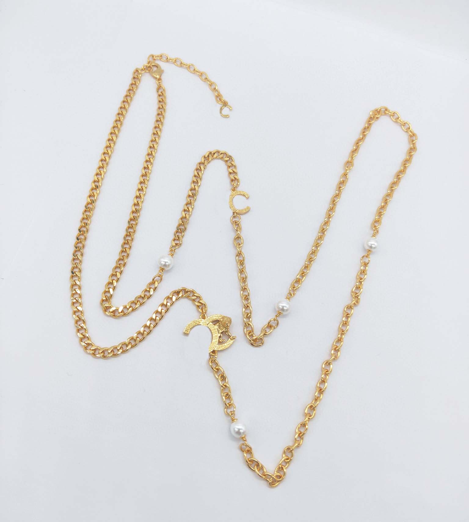 2022 Top quality Charm pendant necklace with lion shape and nature shell beads in 18k gold plated for women wedding jewelry gift have box stamp PS7911
2022 Top quality Charm pendant necklace with lion shape and nature shell beads in 18k gold plated for women wedding jewelry gift have box stamp PS7911