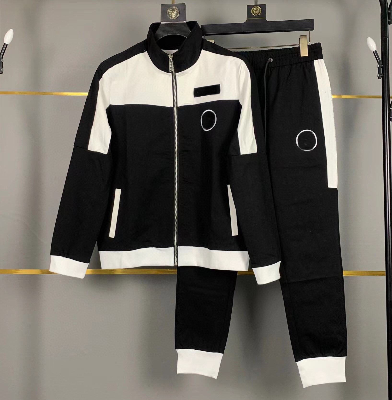 22ss winter Men's Tracksuits luxury designer stripe fabric Embroidery letters sportswear track suit jogging sweat training suits M-3XL, Customize
22ss winter Men's Tracksuits luxury designer stripe fabric Embroidery letters sportswear track suit jogging sweat training suits M-3XL, Customize