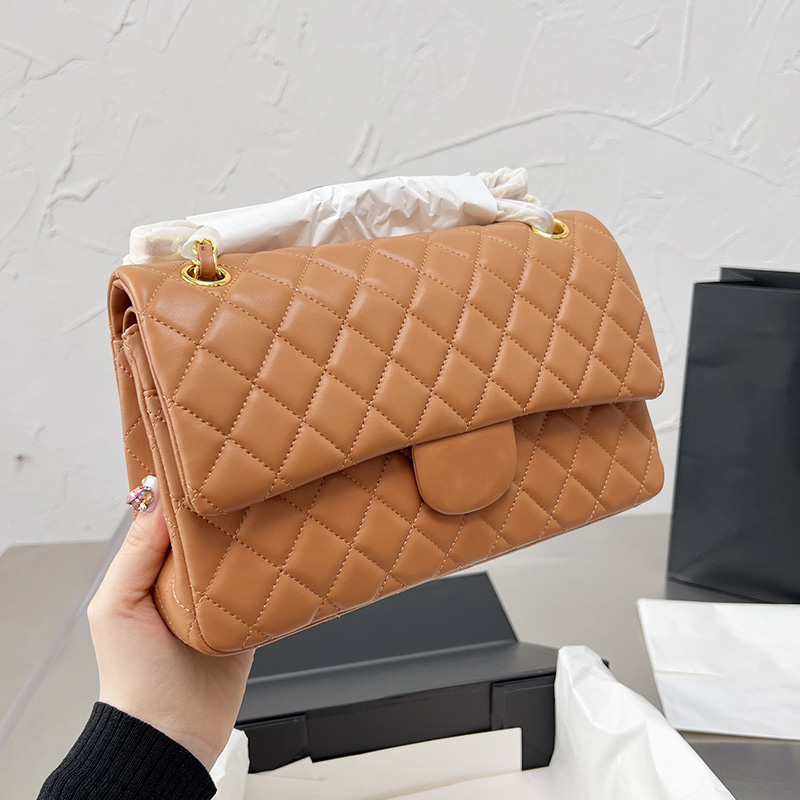 Luxury Designer Classic Double Flap Quilted Bags Gold Metal Hardware Trends Purse Multi Pochette Outdoor Sacoche Luggage Large Capacity Handbags 25CM, Box
Luxury Designer Classic Double Flap Quilted Bags Gold Metal Hardware Trends Purse Multi Pochette Outdoor Sacoche Luggage Large Capacity Handbags 25CM, Box