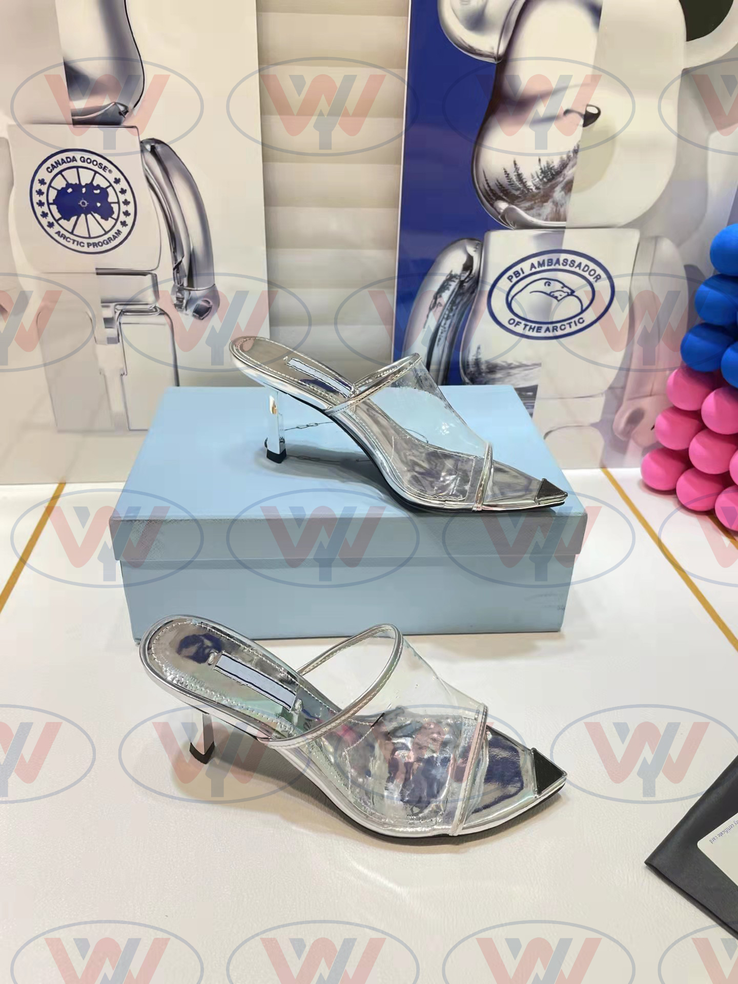 2022 Plexigla high-heel slides Slippers 75 cm varnished heel Size 35-42 high quality Slippers beach shoes Sandals Loafers Muller shoes Upper with heat-sealed with box, Black clear
2022 Plexigla high-heel slides Slippers 75 cm varnished heel Size 35-42 high quality Slippers beach shoes Sandals Loafers Muller shoes Upper with heat-sealed with box, Black clear