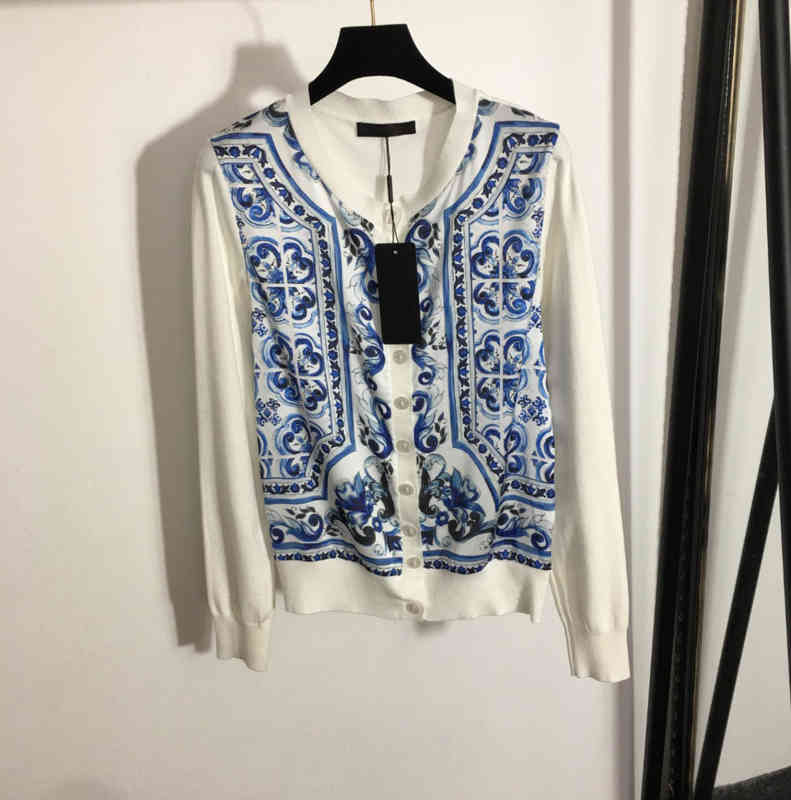 Luxury Womens Designer Jackets Blue And White Porcelain Fashion Logo Print Colorblock Knitted Cardigan Tops High Quality Autumn Tops Women Clothing 0912
Luxury Womens Designer Jackets Blue And White Porcelain Fashion Logo Print Colorblock Knitted Cardigan Tops High Quality Autumn Tops Women Clothing 0912