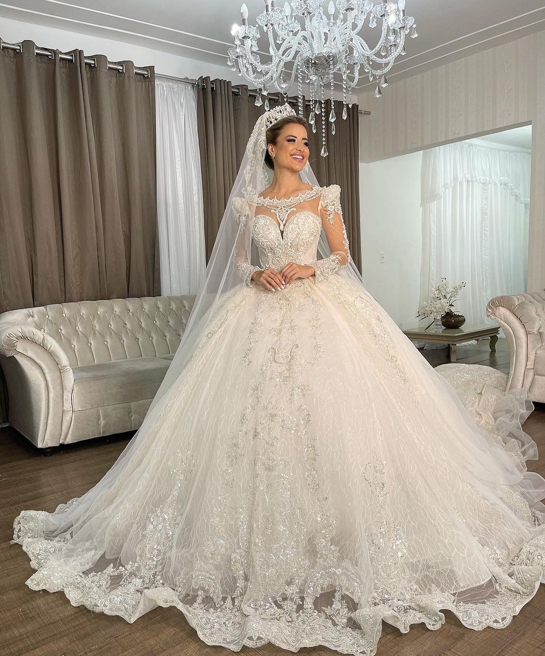 Ball Arab Princess Gown Wedding Dress Dubai Jewel Neck Long Sleeve Sequins Lace Appliques Beads Puffy Bridal Gowns S Lz0304