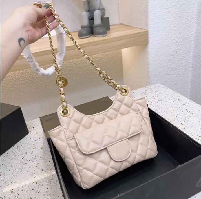 TZ 2022 Ladies Hobo Tote Bag Genuine Leather Vintage Shopping Handbags Gold-Tone Metal Double Letters Badge Hardware Chain Handbag Designer Bags 25CM, Shipping
TZ 2022 Ladies Hobo Tote Bag Genuine Leather Vintage Shopping Handbags Gold-Tone Metal Double Letters Badge Hardware Chain Handbag Designer Bags 25CM, Shipping