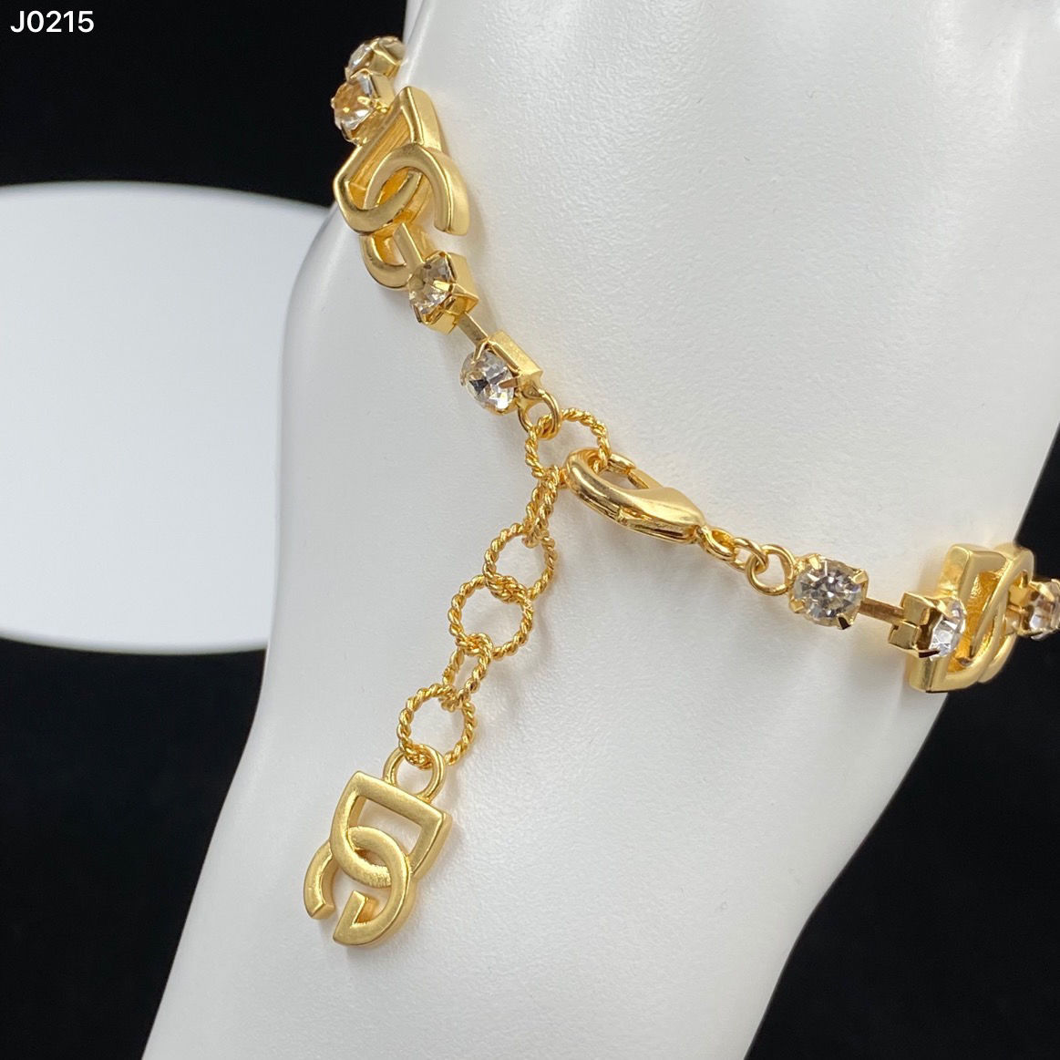 Fashion new designed Charm ladies Bracelets hollow out G Letters with diamonds 18K gold plated women's bracelet Designer Jewelry DG001
Fashion new designed Charm ladies Bracelets hollow out G Letters with diamonds 18K gold plated women's bracelet Designer Jewelry DG001