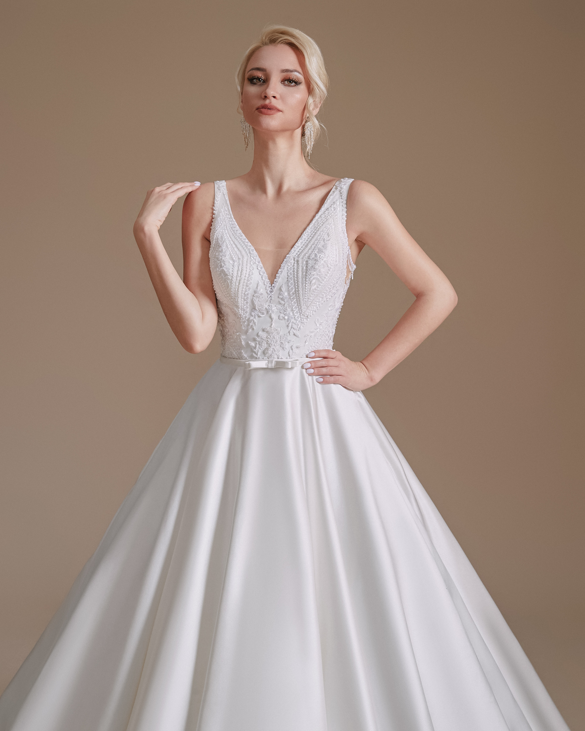 Elegant Ball Gown Wedding Dress V Neck Spaghetti Straps Sleeveless Appliques Sequins White Gown Dress Satin High Waist Formal Dresses Plus Size Bridal