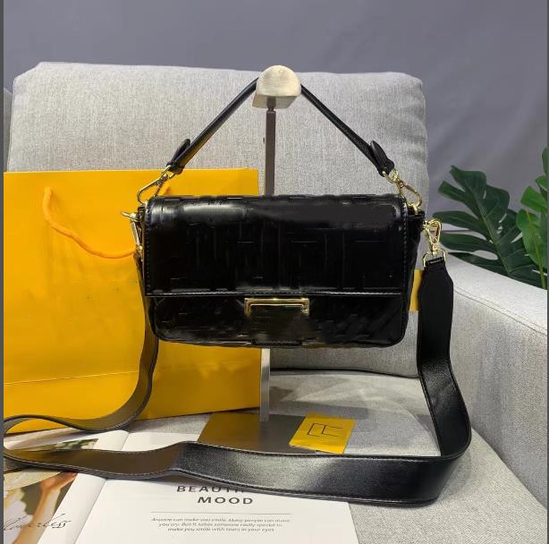 Fashion Women handbag luxury designer shoulder bag chain high-quality and metal hardware Crossbody bags will never fade, Red
Fashion Women handbag luxury designer shoulder bag chain high-quality and metal hardware Crossbody bags will never fade, Red