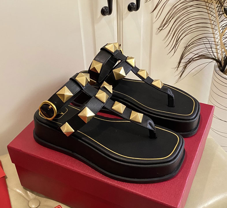 2022 summer square head thick soled slippers leather Designer sandals riveted open toe buckle French retro slippers Shoes, Brown
2022 summer square head thick soled slippers leather Designer sandals riveted open toe buckle French retro slippers Shoes, Brown