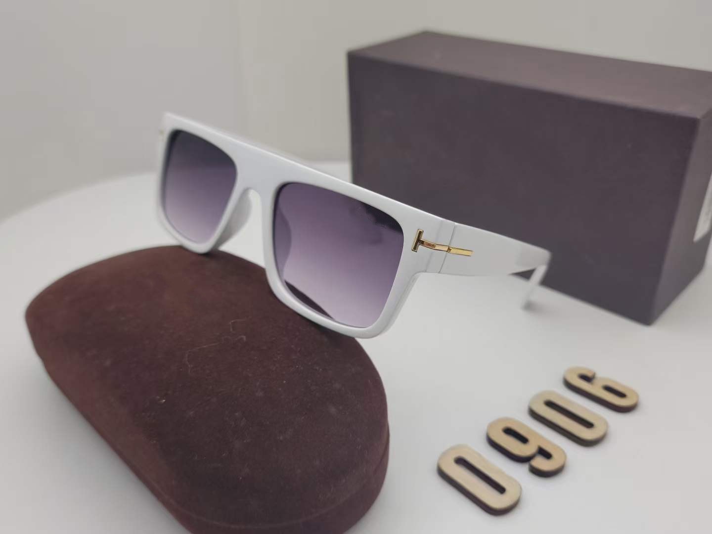 2022 designers 0906 Oversize Square Black Women Sunglasses Top Quality T UV F Protection sun glasses MADE IN ITALY Come With box
2022 designers 0906 Oversize Square Black Women Sunglasses Top Quality T UV F Protection sun glasses MADE IN ITALY Come With box