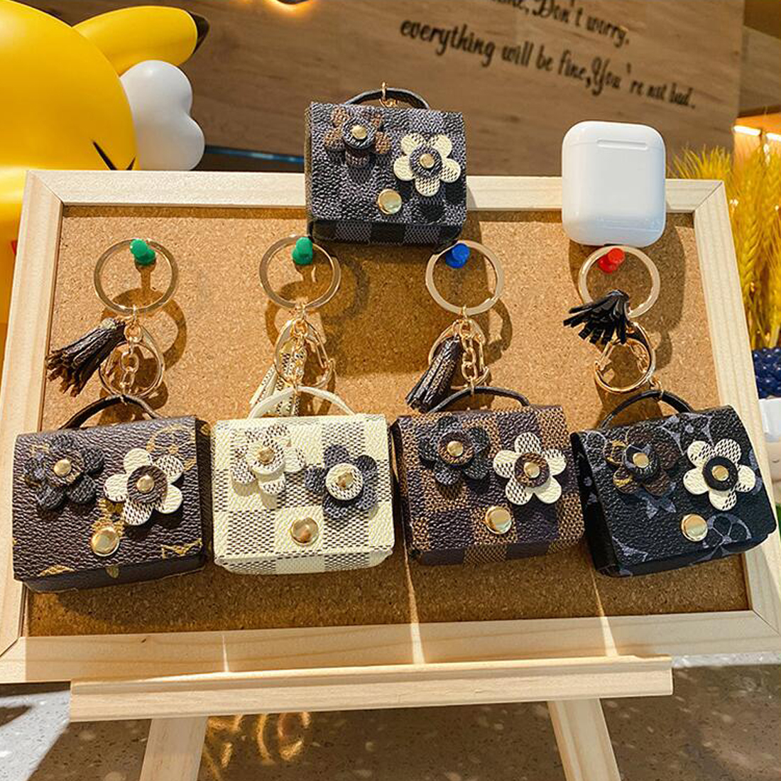 5 Colors Brand Designer Keyrings Bag shape PU Leather Luxury Keychains Jewelry Pendant Bag Charms Key Chains Car Keys Holder Fashion Accessories
5 Colors Brand Designer Keyrings Bag shape PU Leather Luxury Keychains Jewelry Pendant Bag Charms Key Chains Car Keys Holder Fashion Accessories