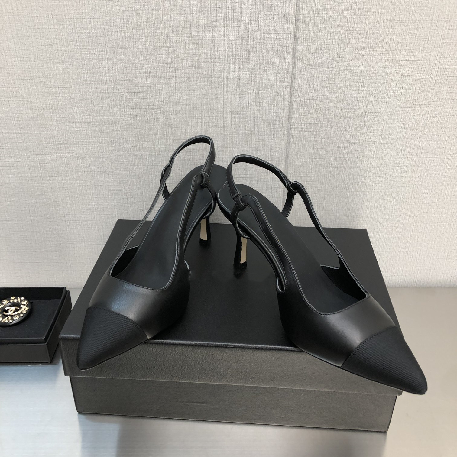 2022 Designer Sandals Slides shoes Woman Foam Runners Women Sandal genuine leather Luxury cone heels ankle-wrap soft comfort top quality size for 35-41, White
2022 Designer Sandals Slides shoes Woman Foam Runners Women Sandal genuine leather Luxury cone heels ankle-wrap soft comfort top quality size for 35-41, White
