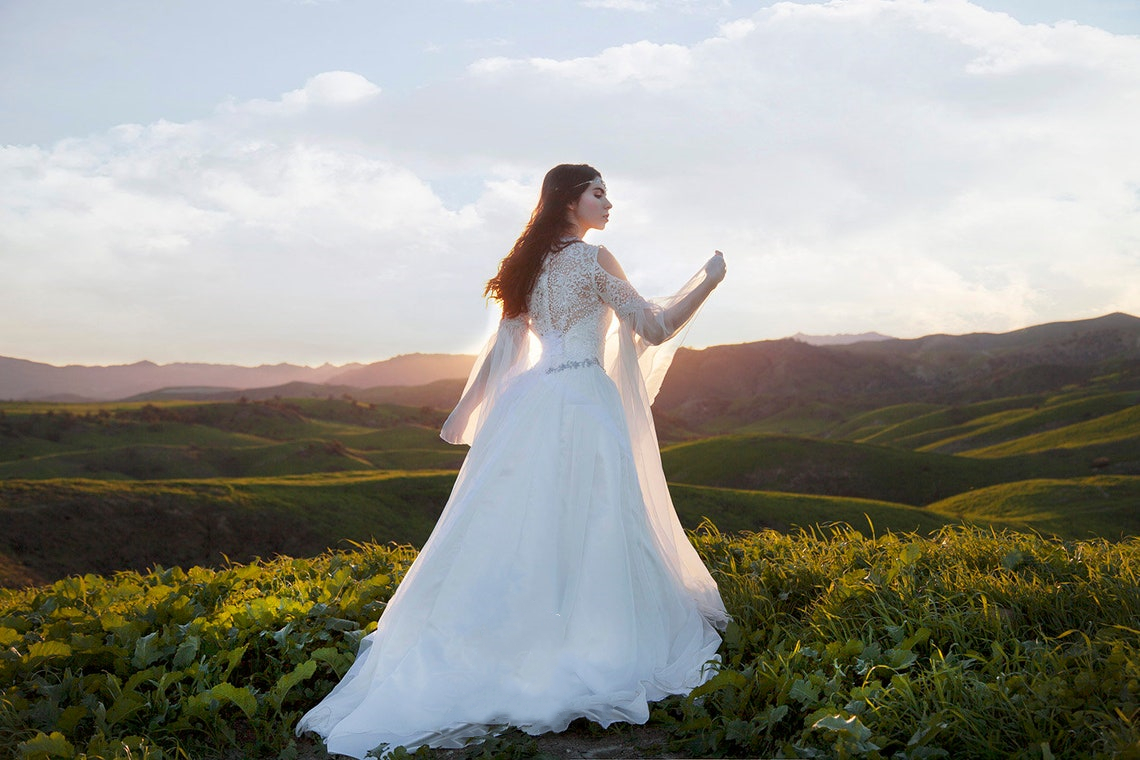 2023 Gothic Style Sleeping Beauty White Wedding Gowns With Wrap Straps Lace Corset Bodice Embroidery Wedding Dresses Custom Plus Size Vintage Bridal D