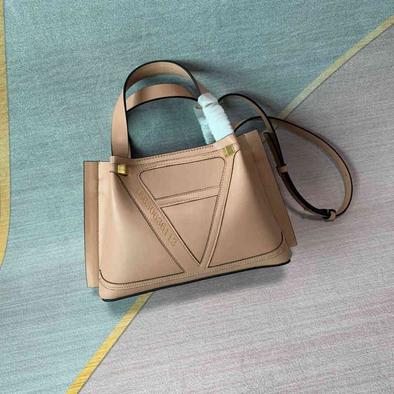 Brand designer Women's extravagant fashion Bag superior quality Caviar Leather Luxury Shoulder Hand Cruciform handbag Shopper, This item does not ship
Brand designer Women's extravagant fashion Bag superior quality Caviar Leather Luxury Shoulder Hand Cruciform handbag Shopper, This item does not ship