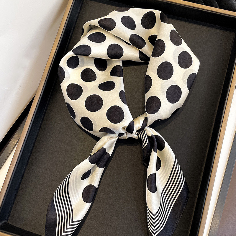 Luxury designer women's scarf, fashion letter copy handbag scarf, tie, hair bundle, 100% silk silk material package size :68*68
Luxury designer women's scarf, fashion letter copy handbag scarf, tie, hair bundle, 100% silk silk material package size :68*68