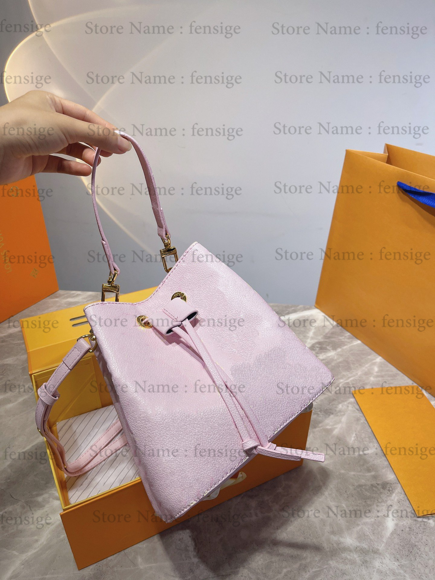 Summer Stardust Speedy 20 Pillow Bag 2022ss Designer Luxury Shoulder Bag 20cm Cross Body With Lock chain-and-leather strap key bell
Summer Stardust Speedy 20 Pillow Bag 2022ss Designer Luxury Shoulder Bag 20cm Cross Body With Lock chain-and-leather strap key bell
