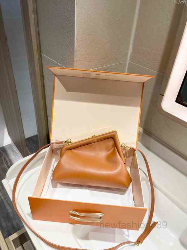 Shoulder Bags Wellknown Brand Designer Purses Irregular Wallet Leather Handbag Crobody Clutch Adjustable Strap 2022 top quality, Black
Shoulder Bags Wellknown Brand Designer Purses Irregular Wallet Leather Handbag Crobody Clutch Adjustable Strap 2022 top quality, Black