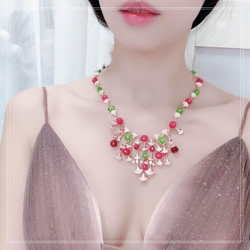 Pendant Necklaces Fashion Trend High End Temperament Red Green Necklace Women Banquet Party Quality Brand Wholesale Jewelry Rose Gold Unique
Pendant Necklaces Fashion Trend High End Temperament Red Green Necklace Women Banquet Party Quality Brand Wholesale Jewelry Rose Gold Unique