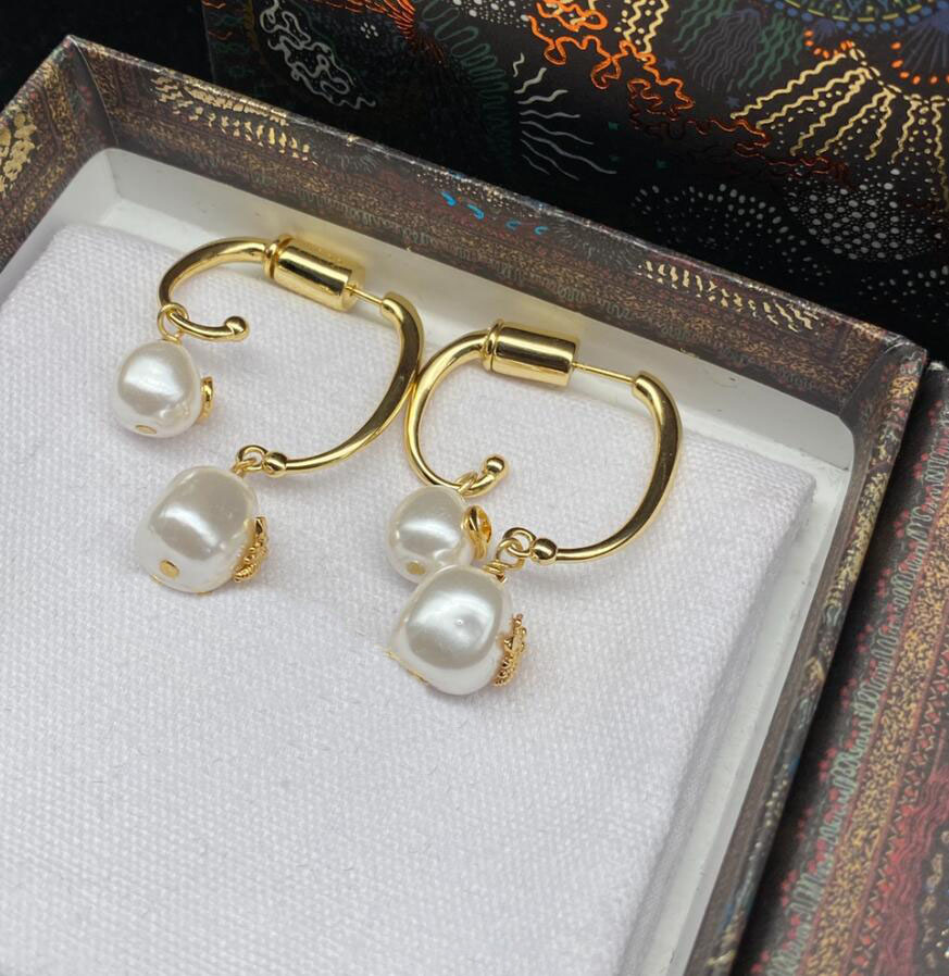 Luxury Pearl Charm Dangle Ear Studs Earrings Elegant Designer Earring Eardrop Have Stamp For Women Party Wedding Anniversary Gift With Box
Luxury Pearl Charm Dangle Ear Studs Earrings Elegant Designer Earring Eardrop Have Stamp For Women Party Wedding Anniversary Gift With Box