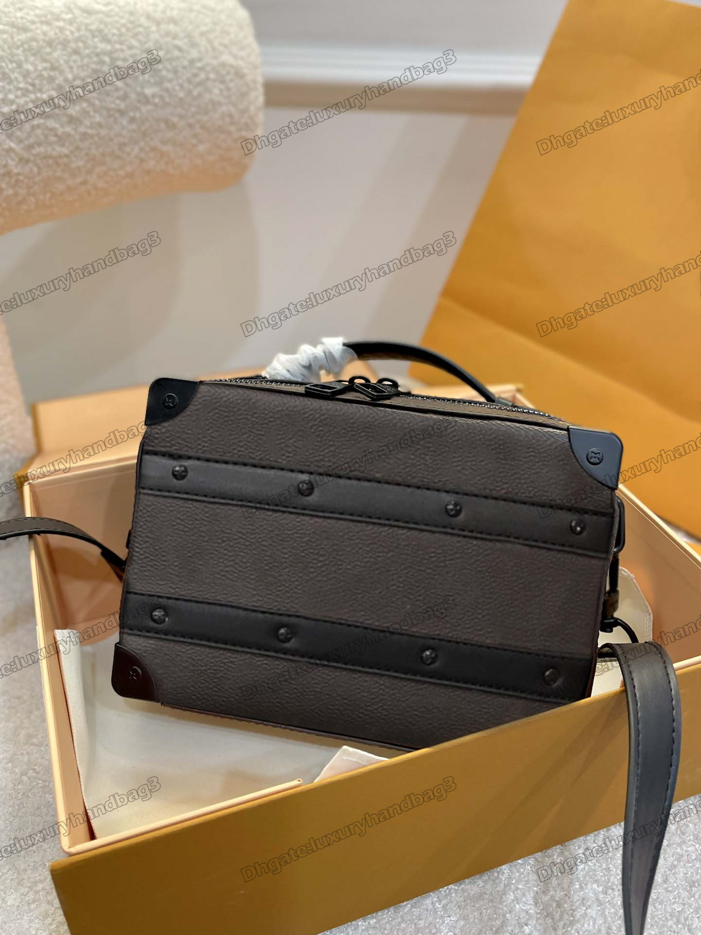 Handle Soft Trunk Box Shoulder Bag M45935 Designer Leather Handbag Luxurys Metallic Corners Rivets Mens Basketball Brand CrossBody Monograms Message Bag
Handle Soft Trunk Box Shoulder Bag M45935 Designer Leather Handbag Luxurys Metallic Corners Rivets Mens Basketball Brand CrossBody Monograms Message Bag