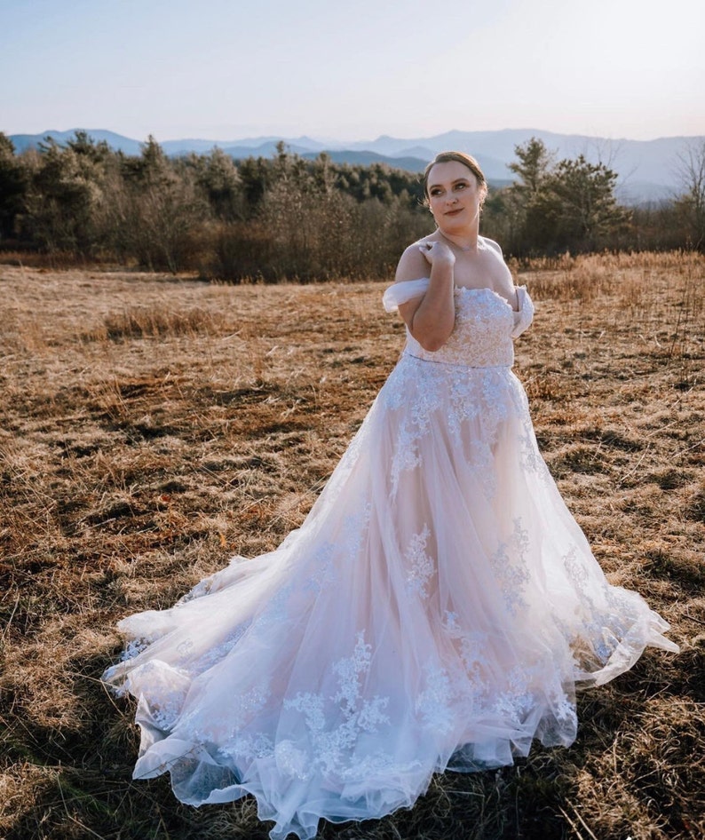 Vintage Ivory Off Shoulder Country Wedding Dress Champagne Lining Charming A Line Plus Size Bridal Gowns Court Train Lace Long Tulle Robe De Mariage vestidos, White
Vintage Ivory Off Shoulder Country Wedding Dress Champagne Lining Charming A Line Plus Size Bridal Gowns Court Train Lace Long Tulle Robe De Mariage vestidos, White