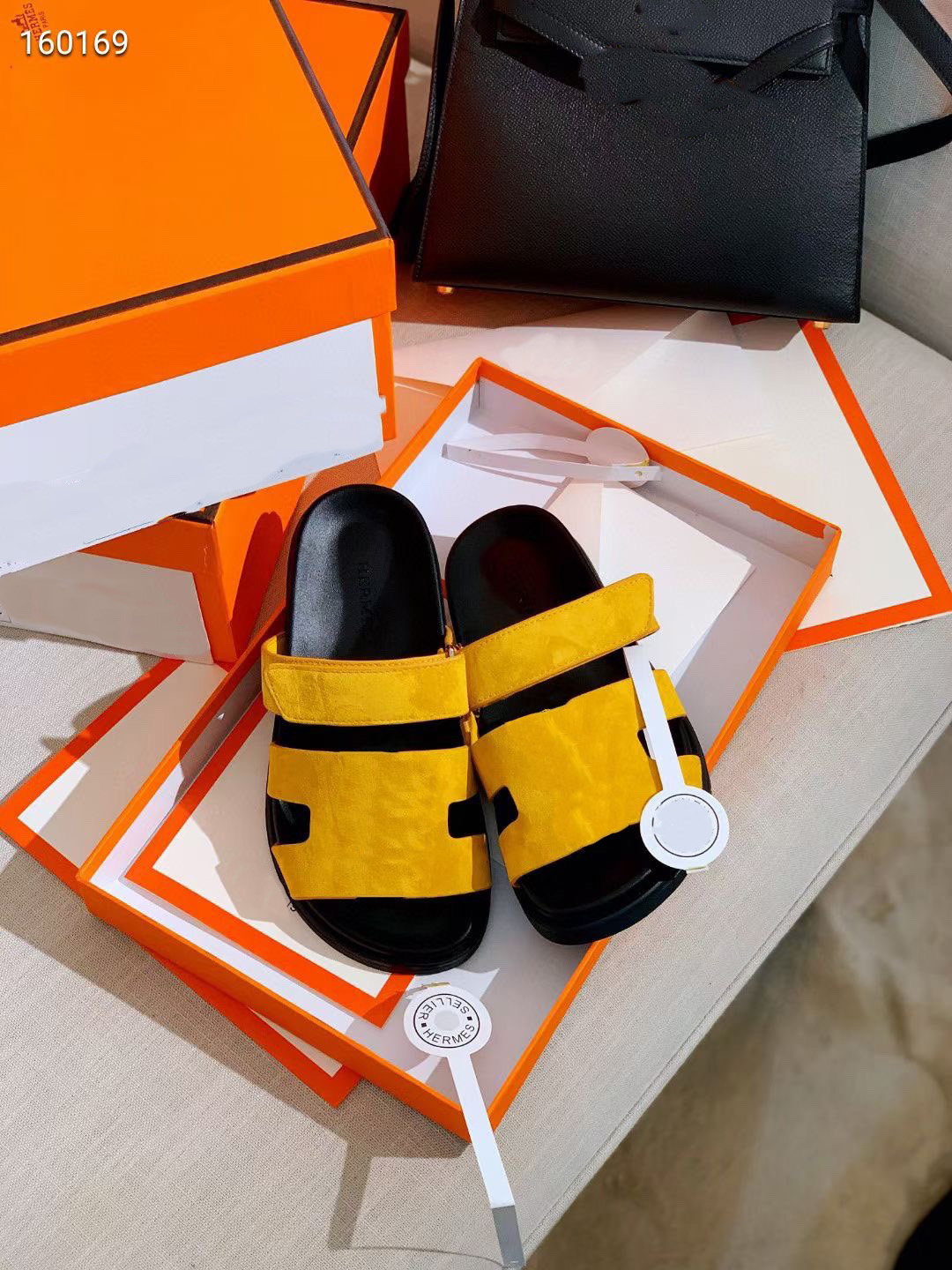 Luxury designer Women Slides Sandal Bom Dia Flat Mule Slipper Patent Canvas Men Women Beach Slides Rubber Soles Summer Flip Flops EUR 35-42
Luxury designer Women Slides Sandal Bom Dia Flat Mule Slipper Patent Canvas Men Women Beach Slides Rubber Soles Summer Flip Flops EUR 35-42