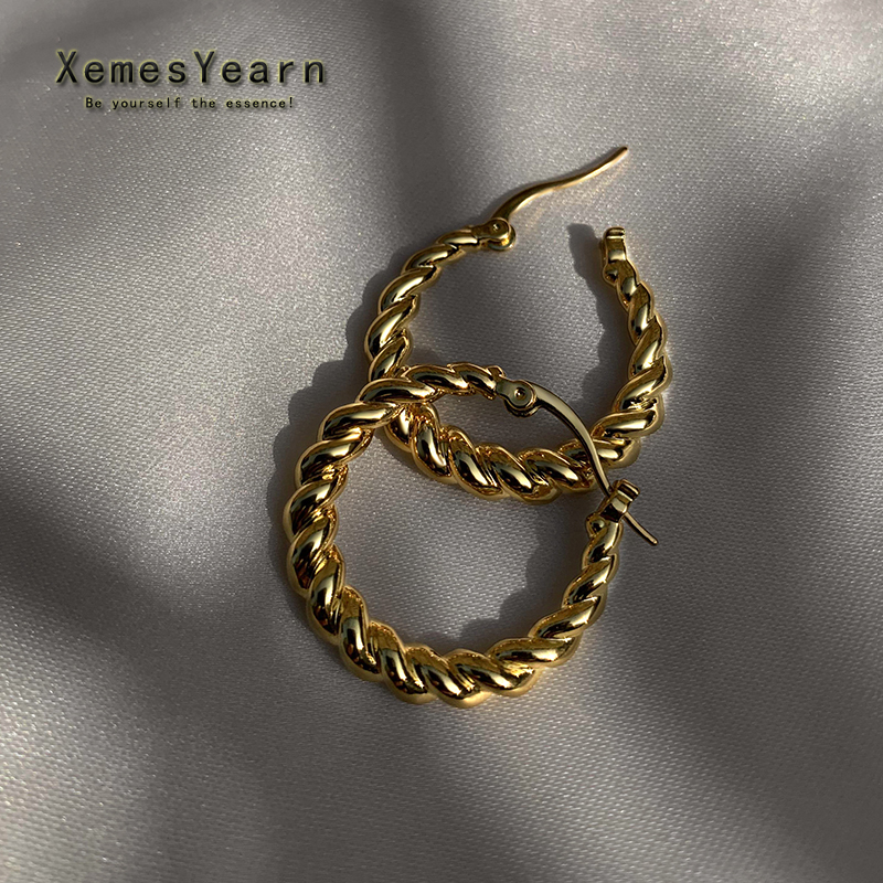 European and American Temperament Woven Twist Metal Hoop Earrings For Woman Goth Girls Simple Accessories Korean Fashion Jewelry 220716
European and American Temperament Woven Twist Metal Hoop Earrings For Woman Goth Girls Simple Accessories Korean Fashion Jewelry 220716