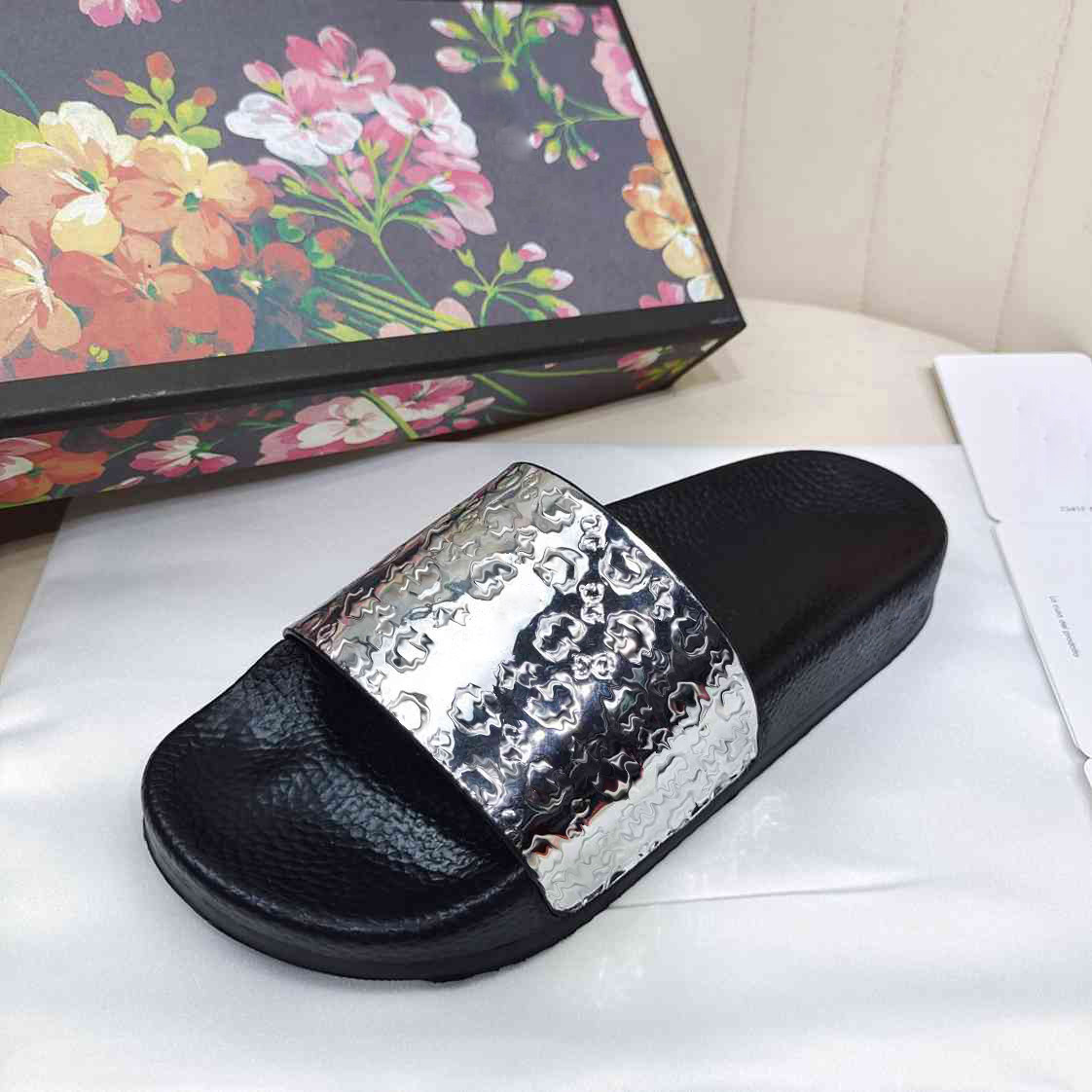 2022 fashion rubber sole slipper men women metallic luster vamp slides three-dimensional print slippers gold silver flip flops beach home shopping size 35-45
2022 fashion rubber sole slipper men women metallic luster vamp slides three-dimensional print slippers gold silver flip flops beach home shopping size 35-45