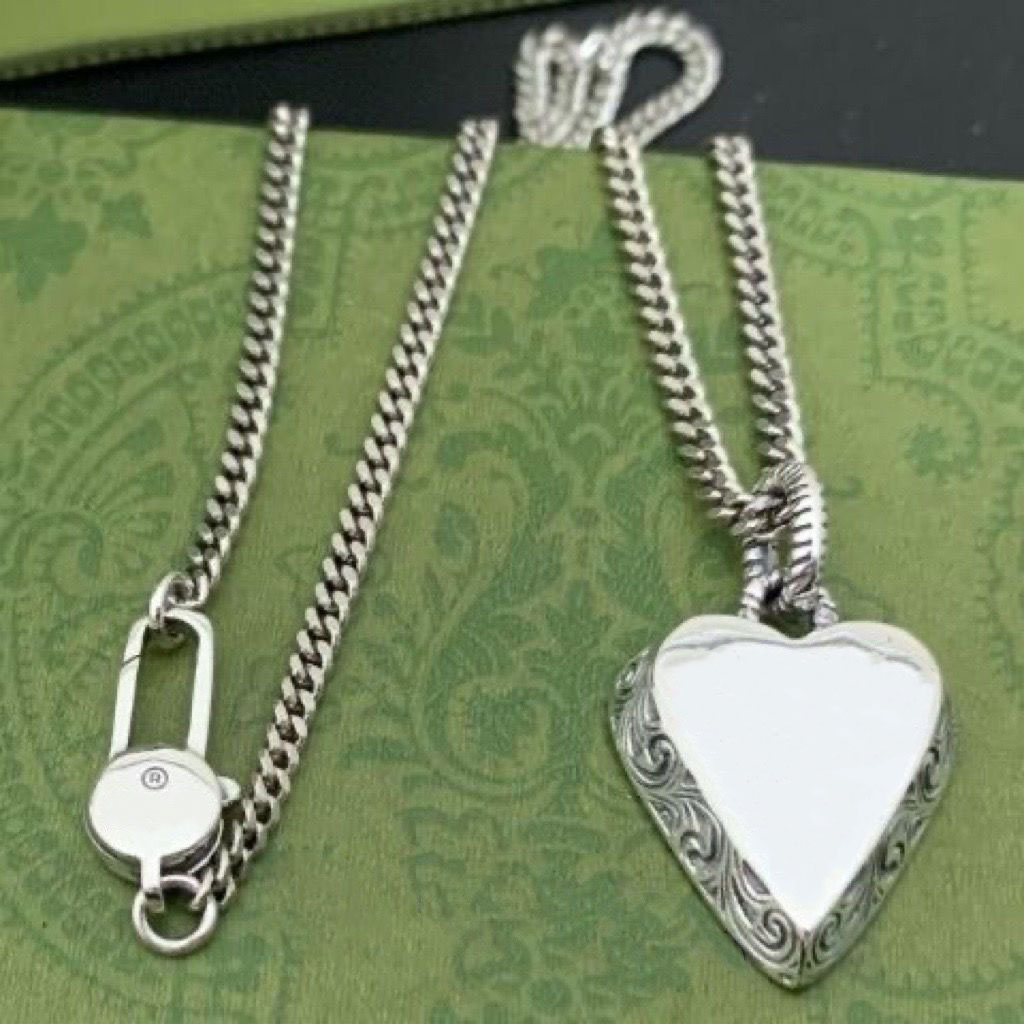 Vintage love Heart Pendant Necklace Designer High Quality Silver Plated Necklace Pattern for Couple Fashion Jewelry Supply with box
Vintage love Heart Pendant Necklace Designer High Quality Silver Plated Necklace Pattern for Couple Fashion Jewelry Supply with box