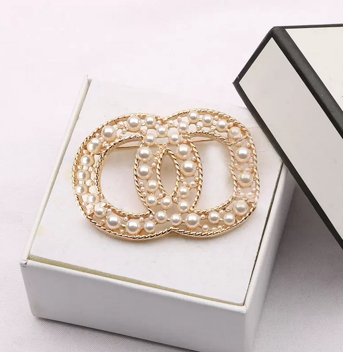 19style Classic Brand Designer Letters Brooch Women Geometric Crystal Rhinestone Pearl Broochs Fashion Simple Small Sweet Wind Ladies Party Jewelry Accessories
19style Classic Brand Designer Letters Brooch Women Geometric Crystal Rhinestone Pearl Broochs Fashion Simple Small Sweet Wind Ladies Party Jewelry Accessories