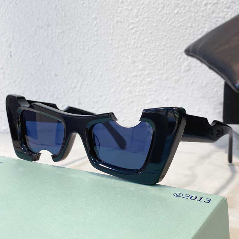 New Cat Eye Cutout Sunglasses OERI021 Cady Sunglasses Men Women Fashion Luxury Black Frame Blue Notched Lens Temple Double Arrow Casual Shopping UV400 With Box
New Cat Eye Cutout Sunglasses OERI021 Cady Sunglasses Men Women Fashion Luxury Black Frame Blue Notched Lens Temple Double Arrow Casual Shopping UV400 With Box
