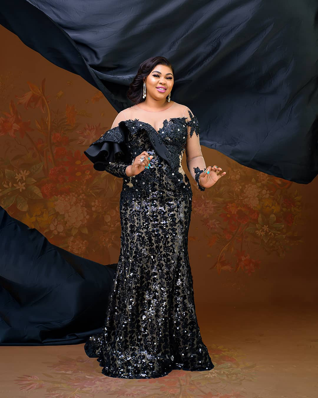 Elegant Black Evening Dresses Plus Size Long Sleeves Sequins Ruffles Custom Made Lace Appliques Formal Event Prom Party Gowns Lz0304