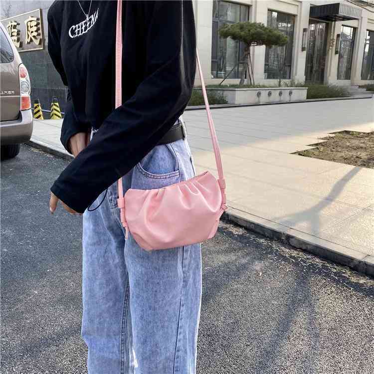 Bottegas Summer Venetas Net Red Small Bag Women's Soft Cloud Pleated Mini One Shoulder Messenger handbag SYB0, Black
Bottegas Summer Venetas Net Red Small Bag Women's Soft Cloud Pleated Mini One Shoulder Messenger handbag SYB0, Black