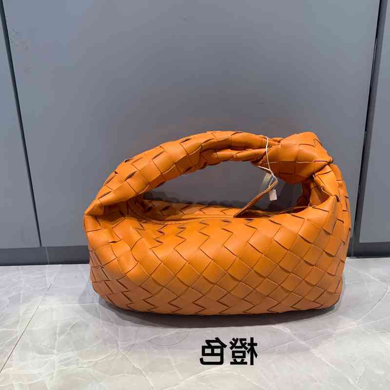 Designer Handbags Bottegav Venetas Fashion 2022 Cowhide Woven Cloud Versatile Casual Jodie Mini Hand Knotted Bag, Xiang yu zi
Designer Handbags Bottegav Venetas Fashion 2022 Cowhide Woven Cloud Versatile Casual Jodie Mini Hand Knotted Bag, Xiang yu zi