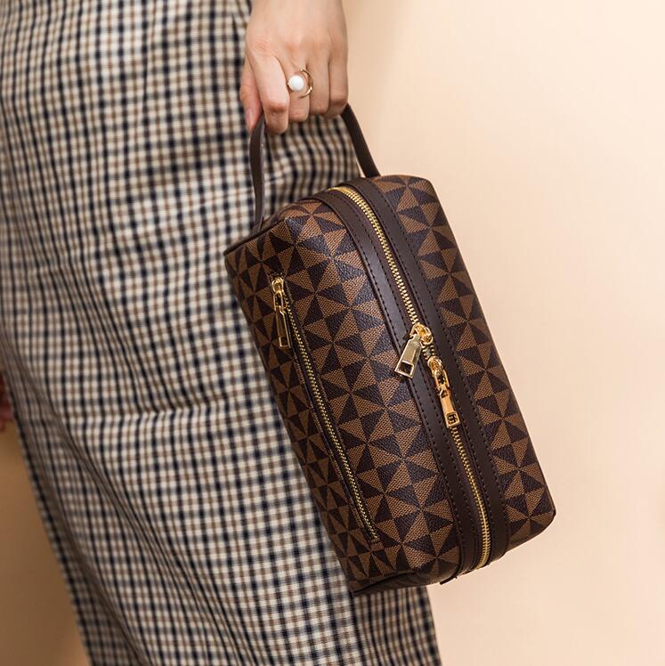 Wholesale men leather storage bags classic printed cosmetic bag large capacity waterproof wear-resistant leather handbag simple atmosphere plaid handbags, Coffee-2333
Wholesale men leather storage bags classic printed cosmetic bag large capacity waterproof wear-resistant leather handbag simple atmosphere plaid handbags, Coffee-2333