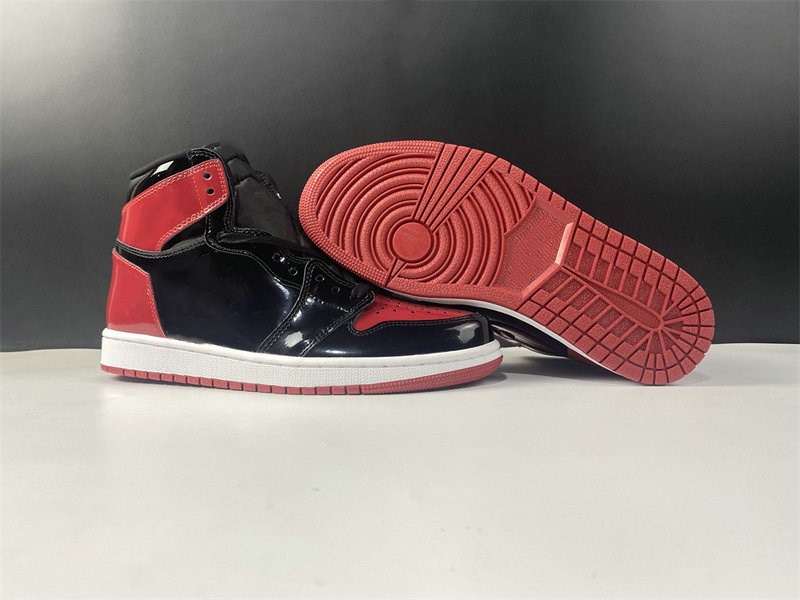 Special Edition 1 High OG Pollen Man Basketball Designer Shoes Bred Patent Fashion Sport Sneakers Trainers Top Quality Ship With Box Size36-47.5, Black white varsity red
Special Edition 1 High OG Pollen Man Basketball Designer Shoes Bred Patent Fashion Sport Sneakers Trainers Top Quality Ship With Box Size36-47.5, Black white varsity red