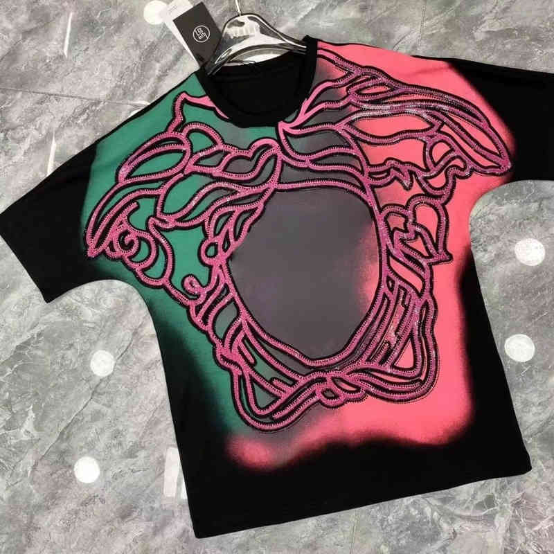 Top Quality Cotton t Shirt Tide Brand Designer Vers Short Sleeve T-shirt Classic Medusa Embroidery Diamond Round Neck Loose Hip Hop, White
Top Quality Cotton t Shirt Tide Brand Designer Vers Short Sleeve T-shirt Classic Medusa Embroidery Diamond Round Neck Loose Hip Hop, White