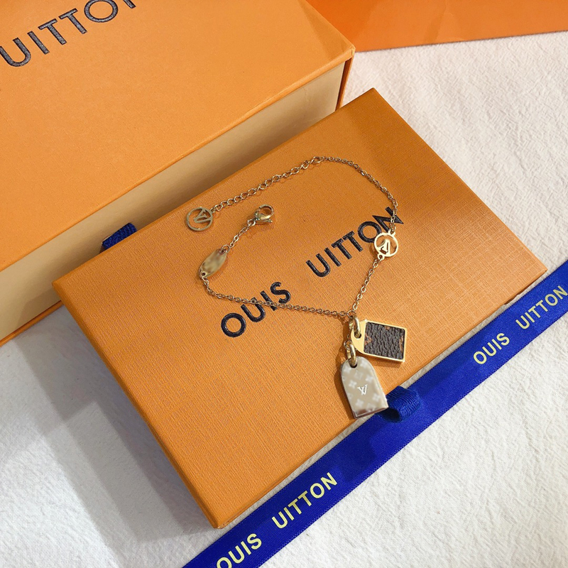 Bracelets Women Bangle Designer Letter Jewelry 18K Gold Plated 925 Silver Plated Faux Leather Stainless steel Bracelet Wristband Cuff Chain Lovers Gift L085
Bracelets Women Bangle Designer Letter Jewelry 18K Gold Plated 925 Silver Plated Faux Leather Stainless steel Bracelet Wristband Cuff Chain Lovers Gift L085