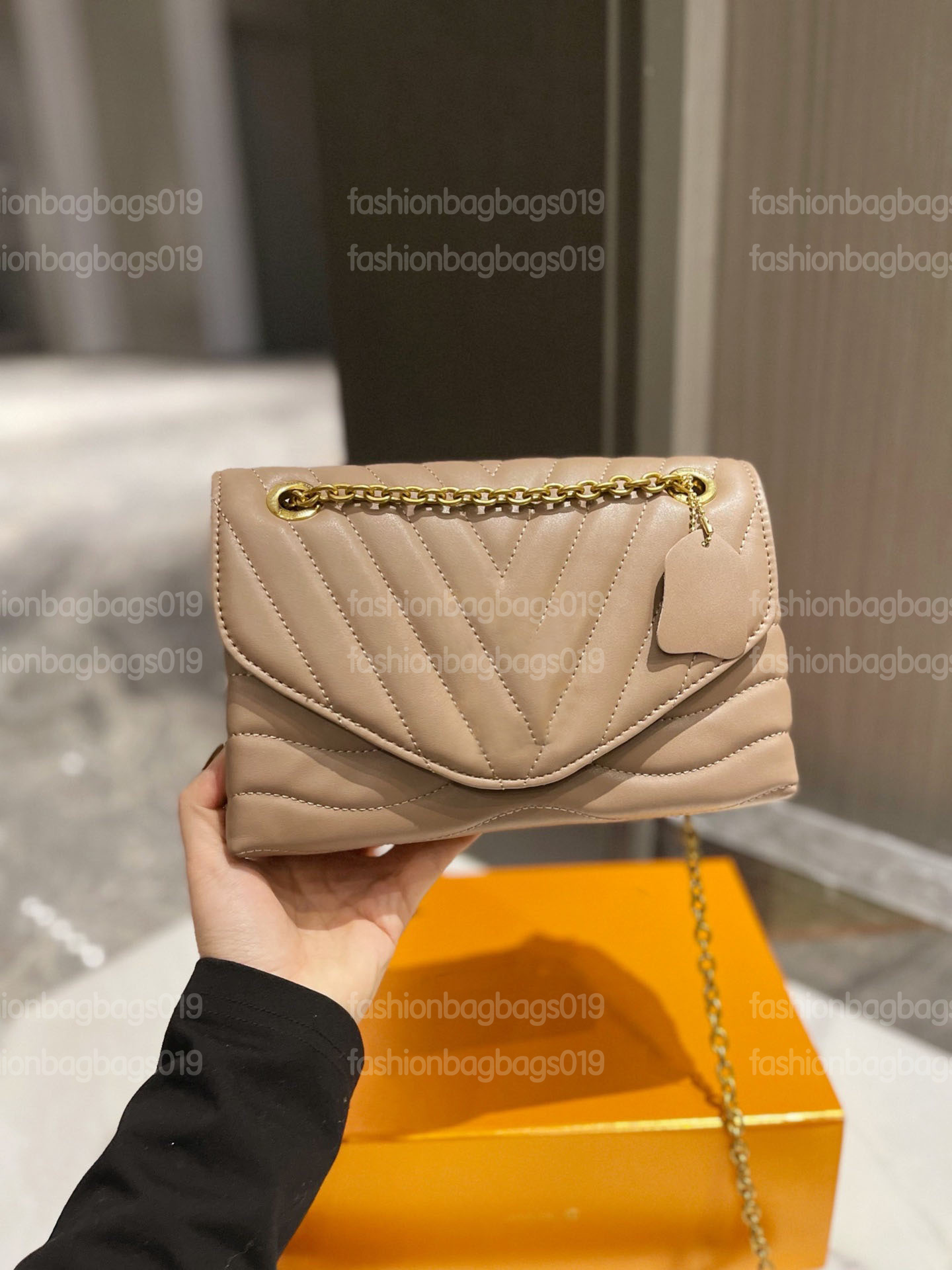 NEW WAVE CHAIN BAG Signature V Shaped Quilting Leather Shoulder Bags Designer Vintage CrossBody Message Bag Luxurys Flap Envelope Tote
NEW WAVE CHAIN BAG Signature V Shaped Quilting Leather Shoulder Bags Designer Vintage CrossBody Message Bag Luxurys Flap Envelope Tote