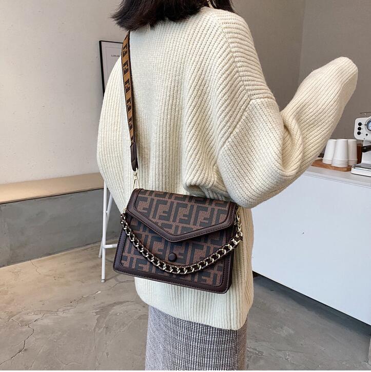 2022 High quality bag women's new fashion versatile One Shoulder Messenger Bag retro Style broadband chain small square, Black
2022 High quality bag women's new fashion versatile One Shoulder Messenger Bag retro Style broadband chain small square, Black