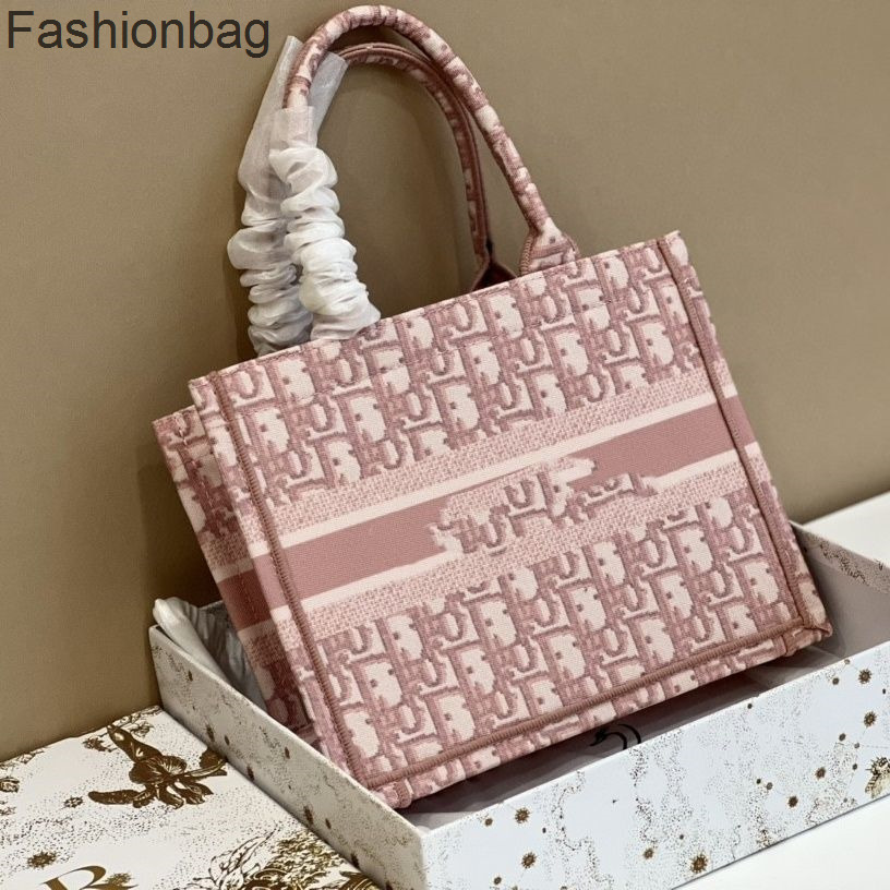 Bags Shoulder Bag Designer Christain Embroidered Handbag Summer Small Tote Size Commuter Handbag Classic Fashion Versatile JP8K
Bags Shoulder Bag Designer Christain Embroidered Handbag Summer Small Tote Size Commuter Handbag Classic Fashion Versatile JP8K