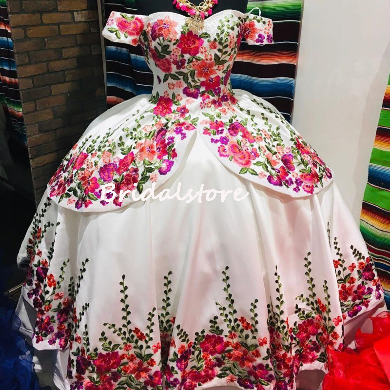 White Mexican Style Quinceanera Dresses Charro Off The Shoulders Plus Size Prom Dress 2022 Luxury Embroidery Vestidos De 15 Años Lace Up Sweet 15 Birt