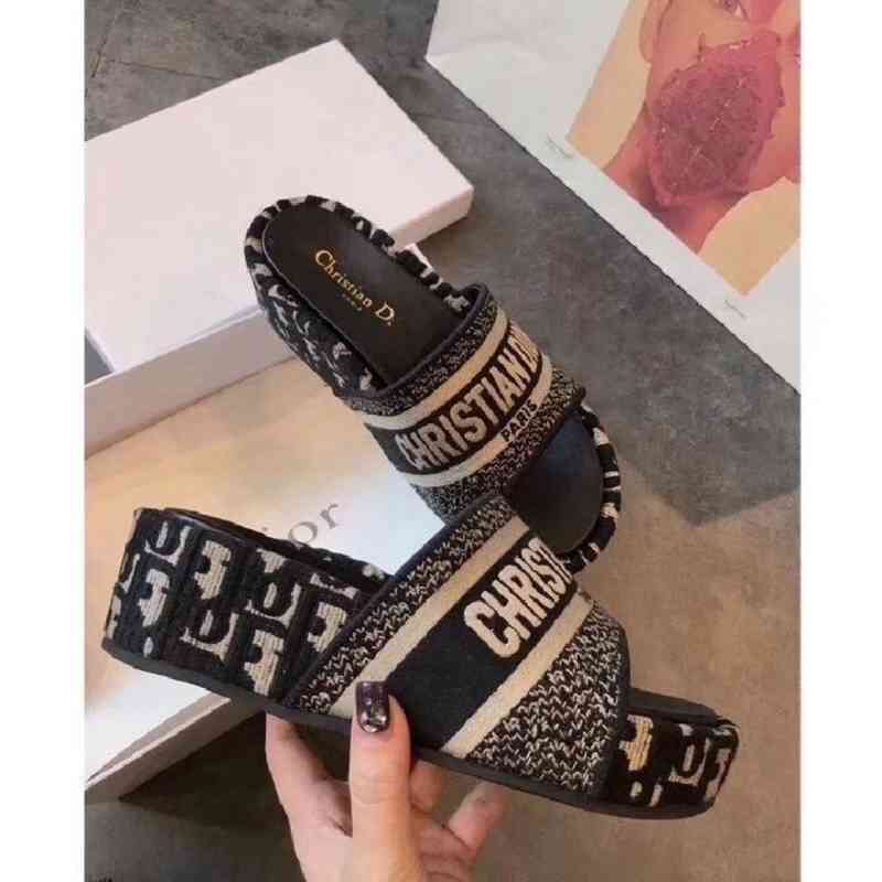 Designer Version Home d Embroidered Thick Soled Slippers Heightening Beach Open Toe Sandals for Women, Black
Designer Version Home d Embroidered Thick Soled Slippers Heightening Beach Open Toe Sandals for Women, Black