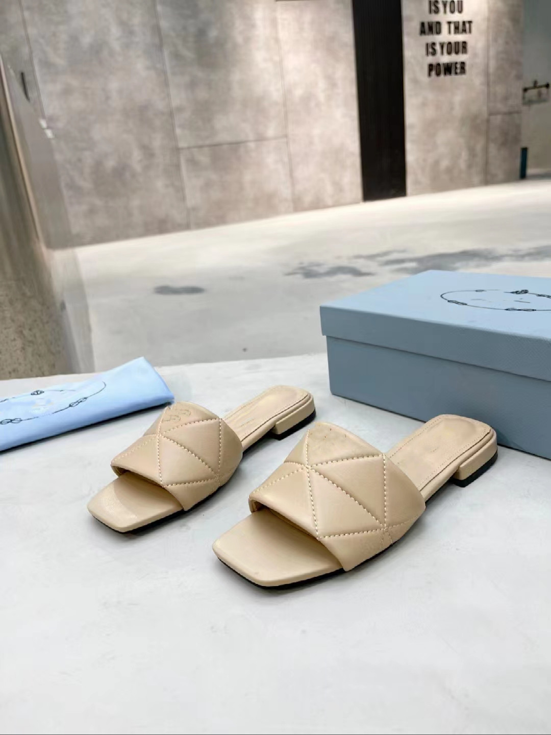 2022 Designer Fashion Show Casual Shoes Womens Flat Mules Letter Embossed Metal Lambskin Summer Beach Pool Sandals Comfortable Walking Slippers With Box 35-42 large, Brown
2022 Designer Fashion Show Casual Shoes Womens Flat Mules Letter Embossed Metal Lambskin Summer Beach Pool Sandals Comfortable Walking Slippers With Box 35-42 large, Brown